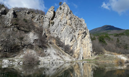 Скала Красный Камень в Крыму и ее окрестности